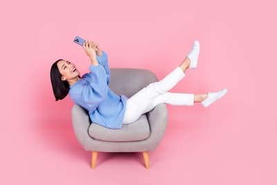 Mulher sorrindo trabalhando no computador com expressão de liberdade